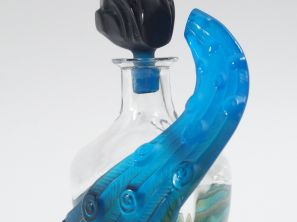 Flacon en cristal translucide et bicolore, à décor de paon. H. : 16 cm