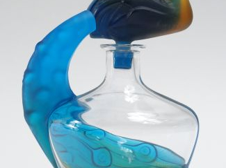 Flacon en cristal translucide et bicolore, à décor de paon. H. : 16 cm