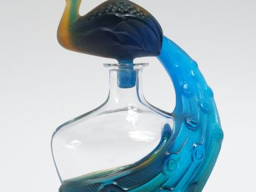 Flacon en cristal translucide et bicolore, à décor de paon. H. : 16 cm