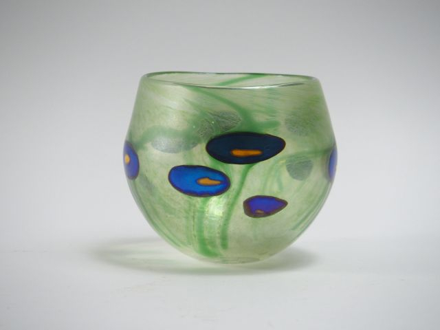 Vase contemporain en verre, à décor de fleurs stylisées bleues, jaunes