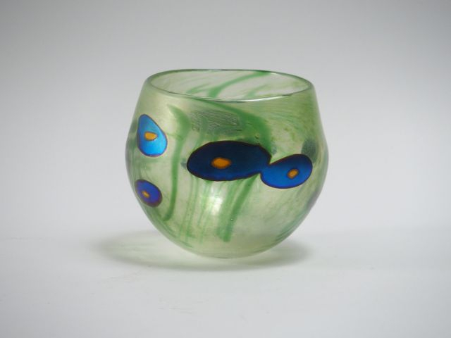 Vase contemporain en verre, à décor de fleurs stylisées bleues, jaunes