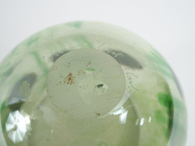 Vase contemporain en verre, à décor de fleurs stylisées bleues, jaunes