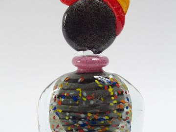 Deux différents flacons en verre polychrome à décor d'inclusions et d'