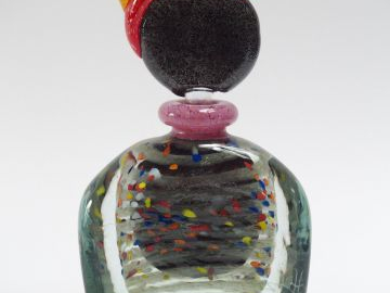 Deux différents flacons en verre polychrome à décor d'inclusions et d'