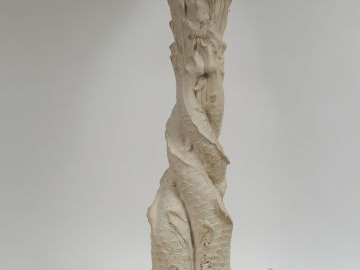 Base de fontaine 1900 en biscuit à décor de dauphins. H. : 92 cm.