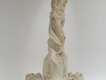 Base de fontaine 1900 en biscuit à décor de dauphins. H. : 92 cm.