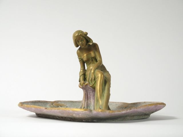 Vide poche Art Nouveau 1900 autrichien en céramique polychrome, à déco