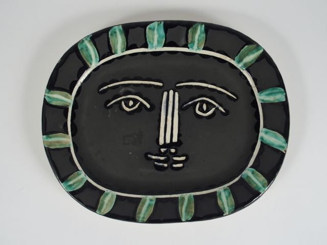 PICASSO. Plat ovale « Visage », fond noir. Madoura édition Picasso. Di