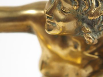 COLINET. Sculpture en bronze doré « Danseuse ». Socle en onyx. H. : 33