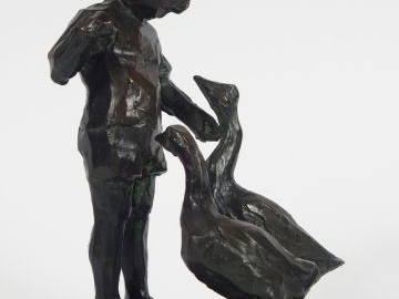 CF. KORTHAL, "Garçon et deux oies". Sculpture en bronze à patine brune