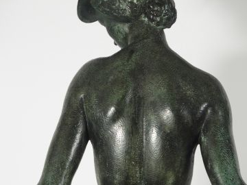 W. KREITZ, "Jeune fille au canotier". Grande sculpture en bronze à pat