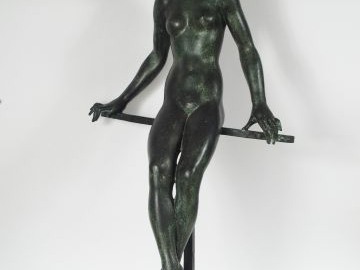 W. KREITZ, "Jeune fille au canotier". Grande sculpture en bronze à pat