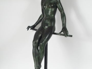 W. KREITZ, "Jeune fille au canotier". Grande sculpture en bronze à pat