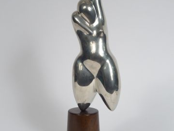 MAN RAY. Sujet en métal argenté. H. : 28cm. Signé et numéroté 223/560.