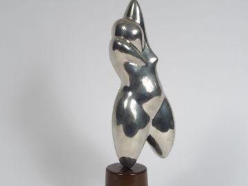 MAN RAY. Sujet en métal argenté. H. : 28cm. Signé et numéroté 223/560.