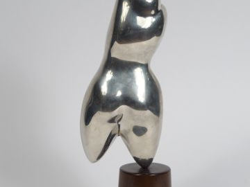 MAN RAY. Sujet en métal argenté. H. : 28cm. Signé et numéroté 223/560.