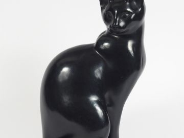 D. MESLY, "Le chat assis". Sculpture en bronze à patine noire. H. : 34