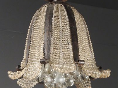 SÛE et MARE. Paire de grands plafonniers en verre et métal martelé. H.