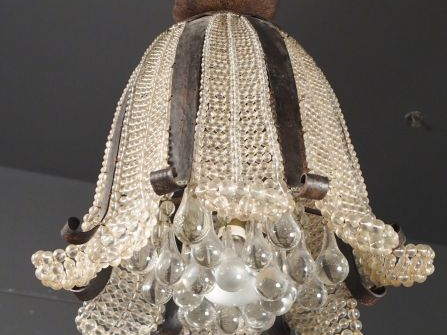 SÛE et MARE. Paire de grands plafonniers en verre et métal martelé. H.