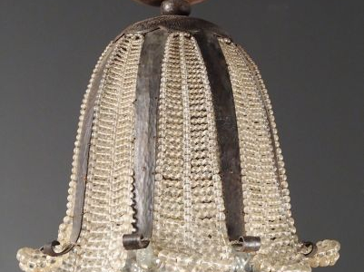 SÛE et MARE. Paire de grands plafonniers en verre et métal martelé. H.