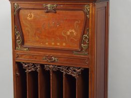 Meuble à partitions en acajou marqueté, à décor de fleurs et de vol de