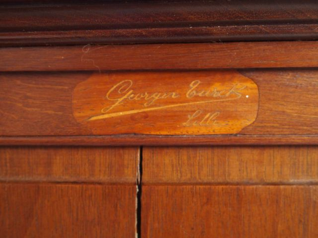 Meuble à partitions en acajou marqueté, à décor de fleurs et de vol de