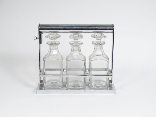 Cave à liqueur 1940 en cristal et métal chromé comprenant trois flacon