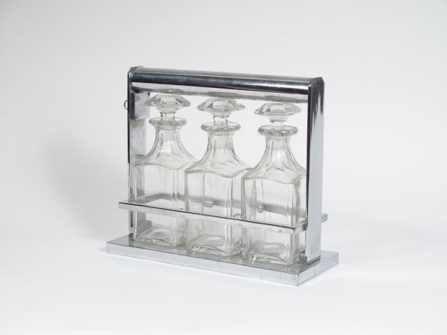 Cave à liqueur 1940 en cristal et métal chromé comprenant trois flacon