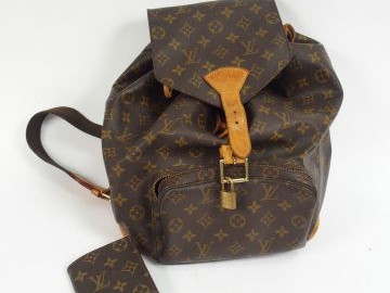 Louis VUITTON. Sac besace avec porte-cartes.