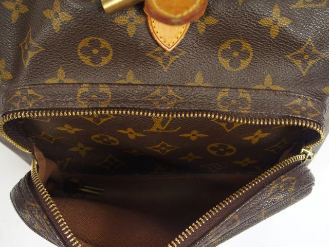 Louis VUITTON. Sac besace avec porte-cartes.