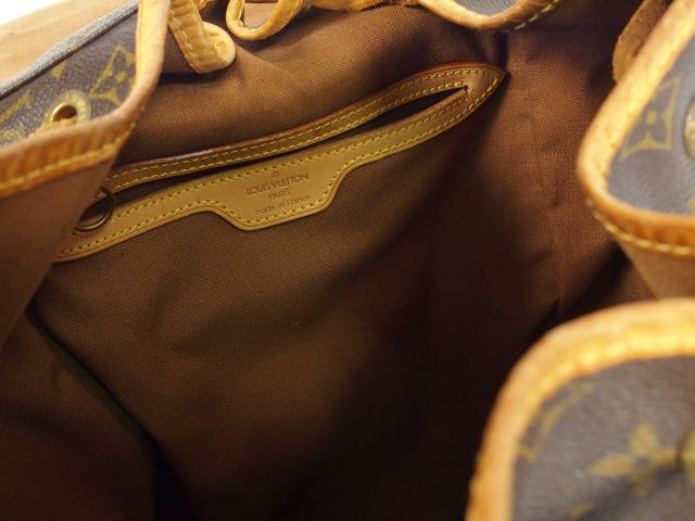 Louis VUITTON. Sac besace avec porte-cartes.