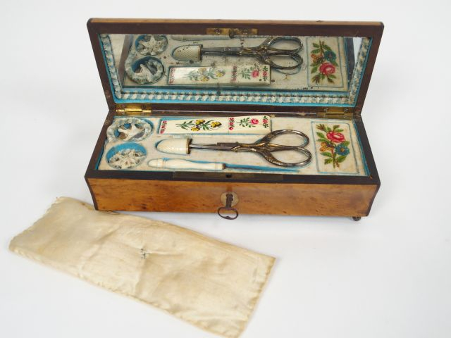 Boite à couture Restauration en loupe d'orme et nacre, avec ses access