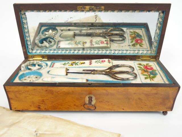 Boite à couture Restauration en loupe d'orme et nacre, avec ses access