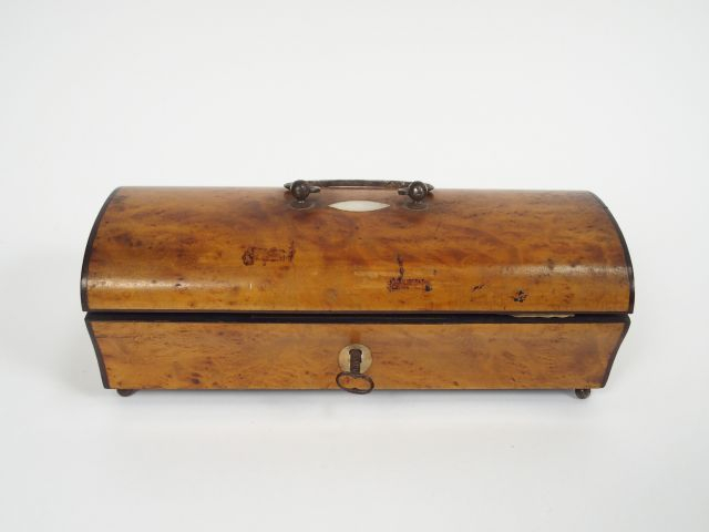 Boite à couture Restauration en loupe d'orme et nacre, avec ses access