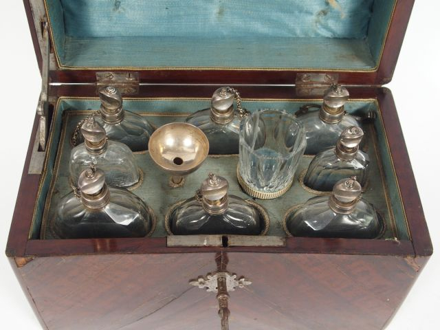 Cave à odeurs fin XVIIIe - début XIXe en cristal et argent. Coffret en