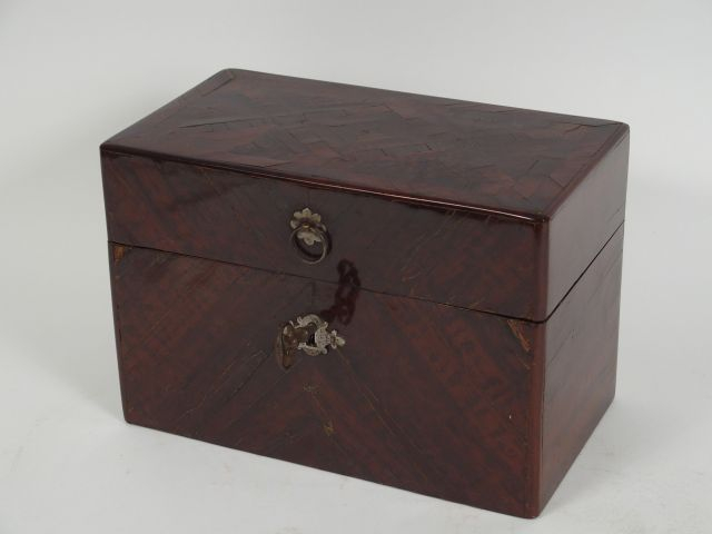 Cave à odeurs fin XVIIIe - début XIXe en cristal et argent. Coffret en