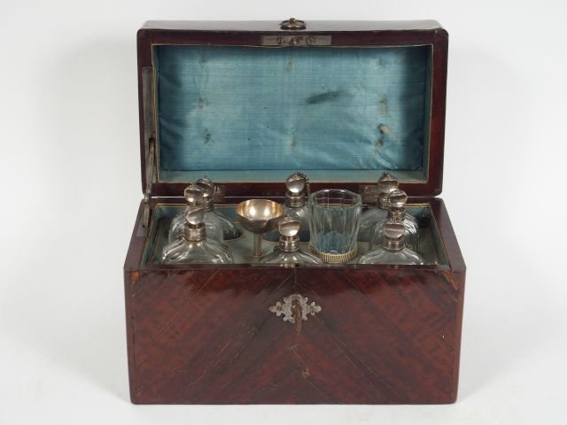 Cave à odeurs fin XVIIIe - début XIXe en cristal et argent. Coffret en