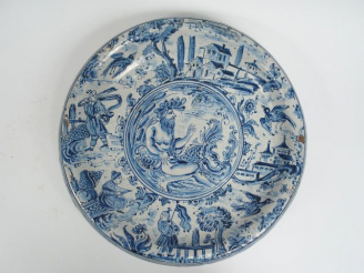 Vente aux enchères Grand plat sur talon en faïence XVIIIe décor en camaïeu bleu, de chino