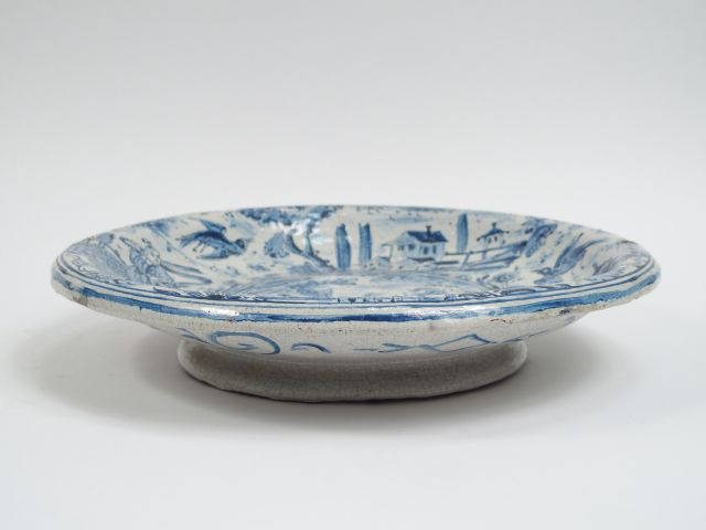 Grand plat sur talon en faïence XVIIIe décor en camaïeu bleu, de chino