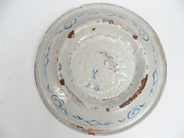 Grand plat sur talon en faïence XVIIIe décor en camaïeu bleu, de chino