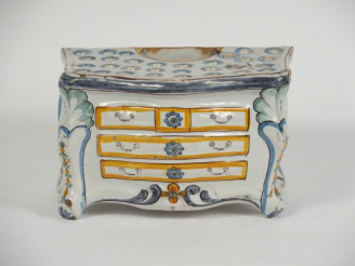 Vente aux enchères Bouquetière début XIXe en faïence polychrome en forme de commode (fels