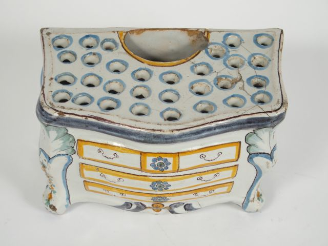 Bouquetière début XIXe en faïence polychrome en forme de commode (fels