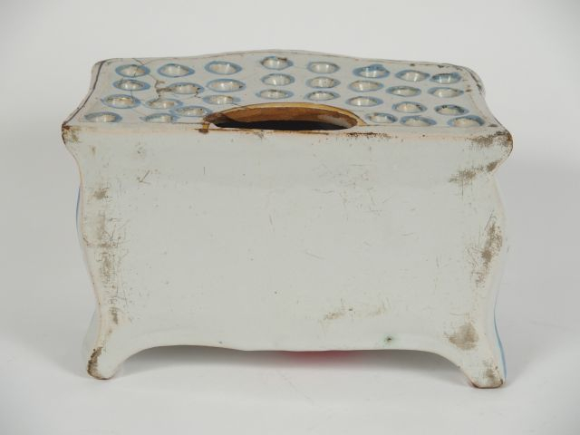 Bouquetière début XIXe en faïence polychrome en forme de commode (fels