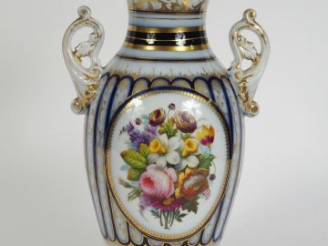 Vente aux enchères Vase Napoléon III en porcelaine de Valentine, à décor dans une réserve