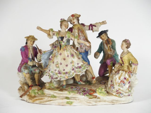 Groupe XIXe en porcelaine de Saxe, "La danse" (sale mais en bon état).