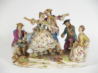 Vente aux enchères Groupe XIXe en porcelaine de Saxe, "La danse" (sale mais en bon état).
