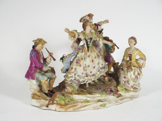 Groupe XIXe en porcelaine de Saxe, "La danse" (sale mais en bon état).