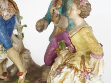 Groupe XIXe en porcelaine de Saxe, "La danse" (sale mais en bon état).