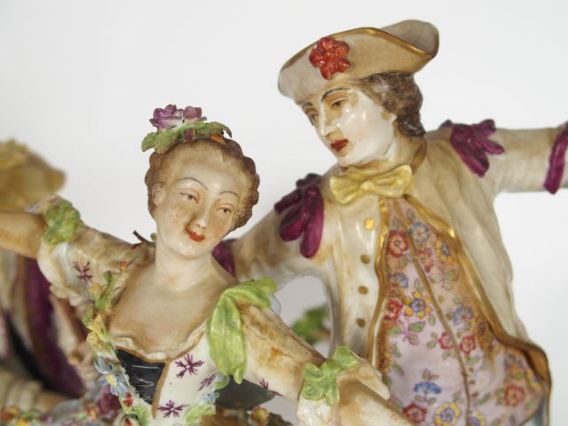 Groupe XIXe en porcelaine de Saxe, "La danse" (sale mais en bon état).