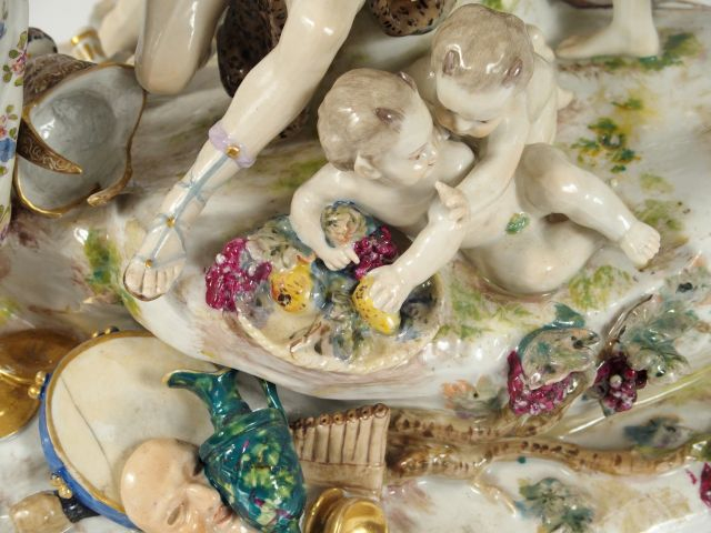 Grand groupe XIXe en porcelaine de Saxe, "Le couronnement de Bacchus" 